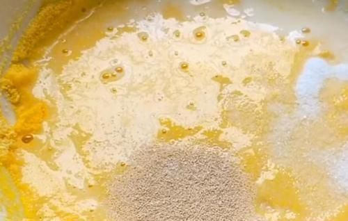  玉米面|玉米面别烙饼啦，试试这样做，3元成本做1筐，小巧迷你，比肉还香