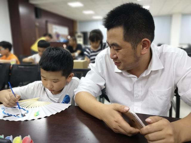 幼小学|儿子考试“倒数第一”,爸爸气得想打人,妈妈却说:是个人才