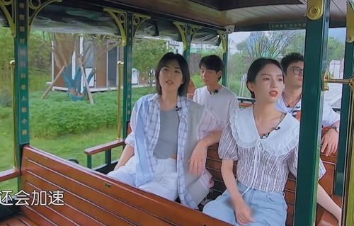 同樣穿花襯衫，黃曉明對檀健次龔俊評價褒貶不一，不紅就是悲哀