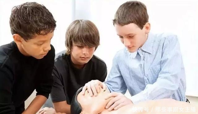 心肺复苏|七岁娃给昏迷宝妈做心肺复苏,救醒后忍不住大哭,被称“小英雄”!
