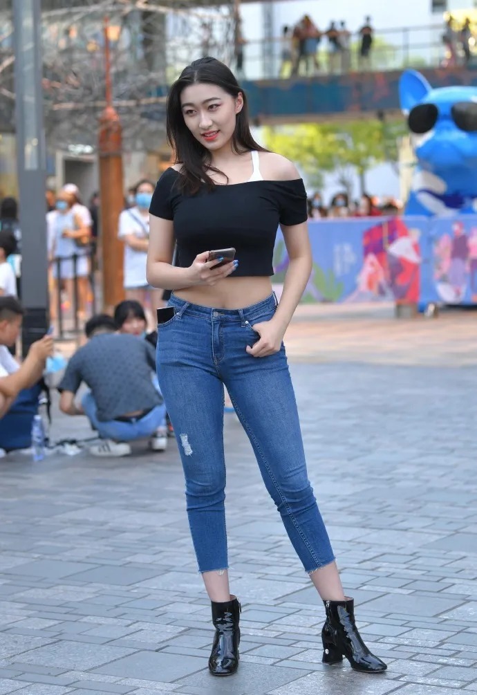 入冬就穿修身牛仔,既显瘦又有魅力,轻松打造个性美!