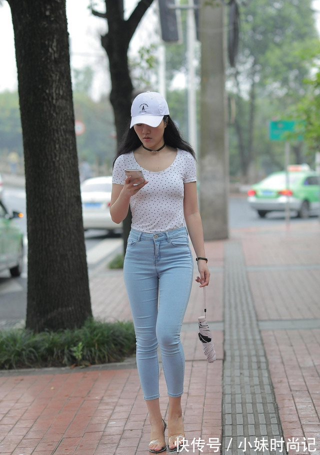 魅力女神会怎么穿?点点上衣加紧身裤,完美形象呈现在人们面前