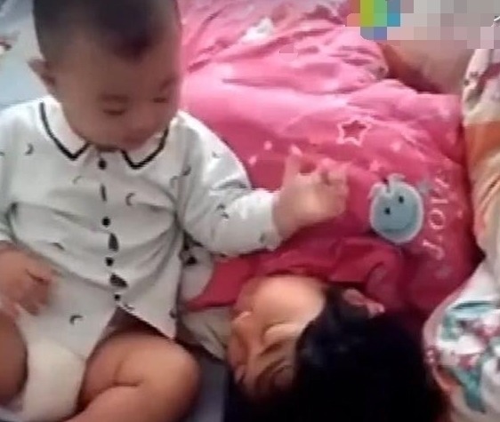 宝妈|自从有了弟弟,两个姐姐每天都是这样起床,宝妈每看一次都会笑喷