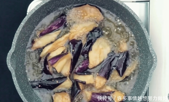 好吃|鲜甜爽口的茄子烧豆角,烹饪简单,营养好吃,孩子爱吃的素食美味