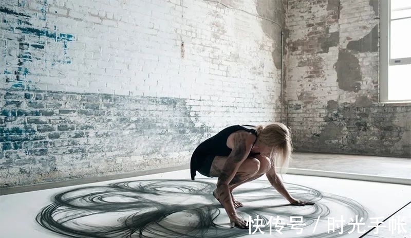 纸面!一边起舞一边画画的艺术家是怎么创作的?