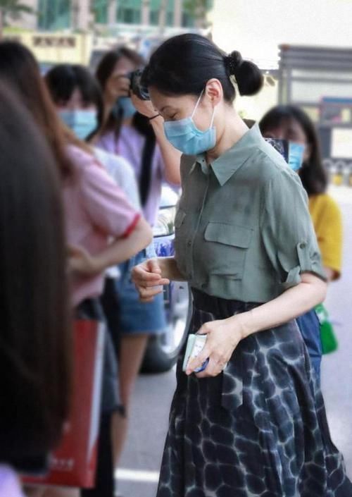 身材高挑|被周涛的气质惊艳了,绿色衬衫搭配低马尾,52岁依然是少女范