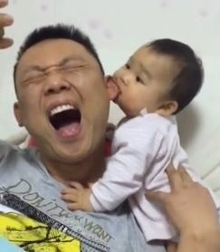 爸爸|奶爸只看手机不陪宝宝，宝宝非常生气，下一秒宝宝让奶爸眼中含泪