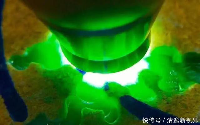 色带|色带萦绕的木那翡翠原石竟取出两条满色冰阳绿手镯,涨疯了!