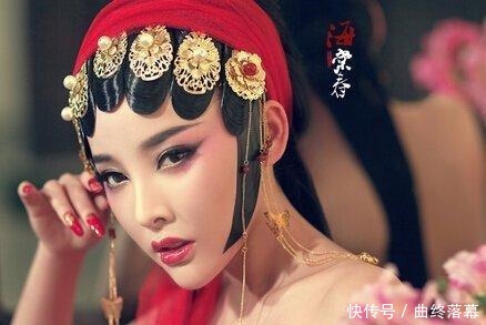 戏子|皇帝盯着女戏子梳妆,女戏子抬头笑问7个字,立马被杖毙!