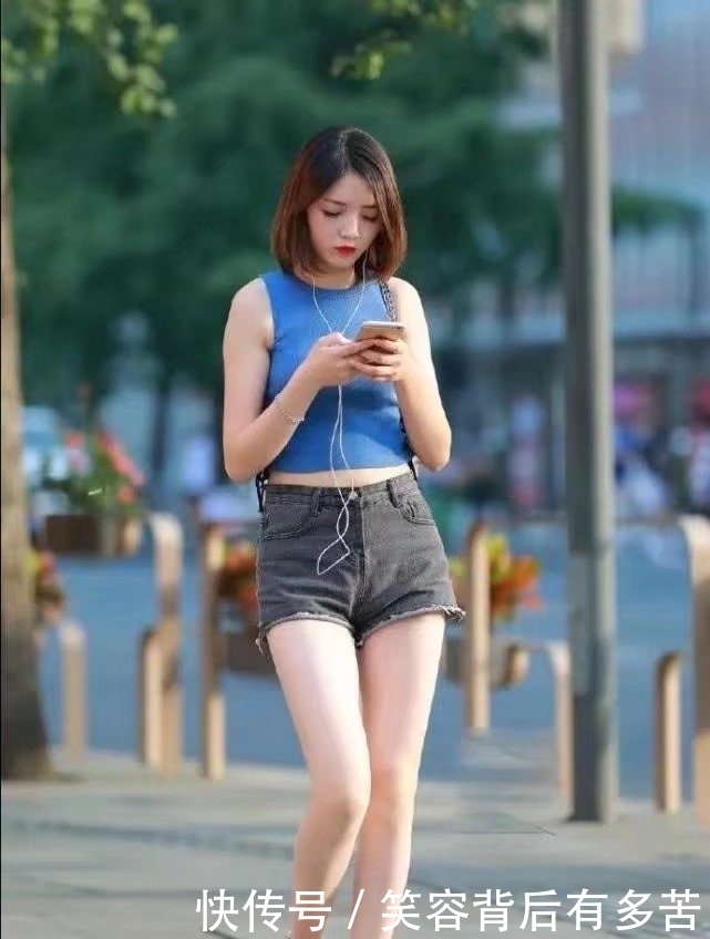 牛仔|街拍:身穿紧身牛仔热裤的美女,尽显女神气质