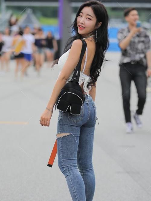 炫腹族穿搭清爽风格，牛仔裤搭配橙色腰带，时髦气质展现淋漓尽致