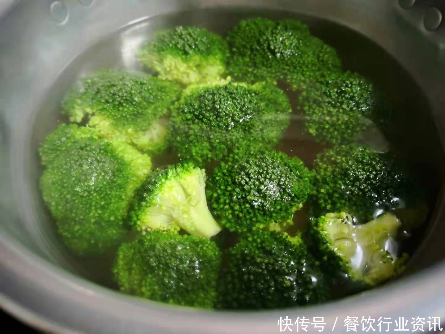 蓝花|“西蓝花鸡蛋羹”,每天早上都得做,10分钟出锅