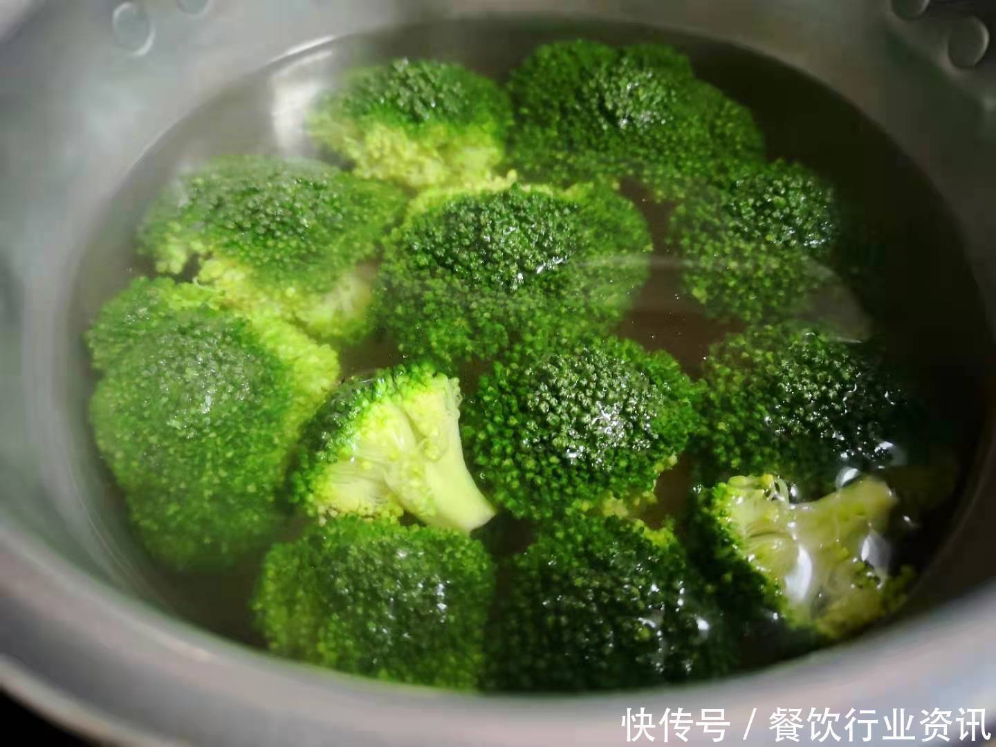  蓝花|“西蓝花鸡蛋羹”，每天早上都得做，10分钟出锅