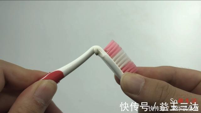 难题|两根旧牙刷绑一起，解决了不少人困扰的难题，抓紧提醒家人还不迟