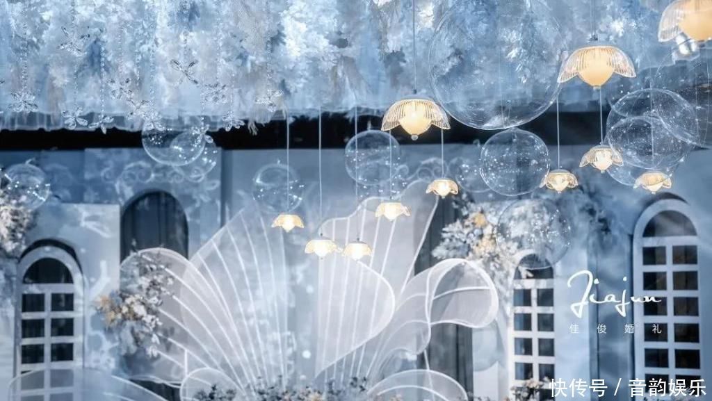 通透蓝的童话婚礼,有漂浮在海上的泡沫,和静谧的海棠花开