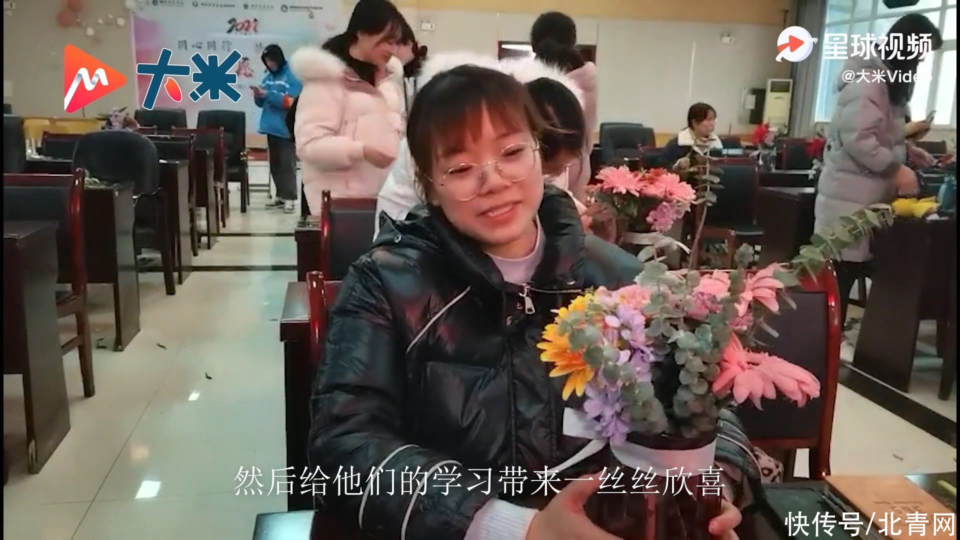 湖南一学校女老师送向日葵为学生护考加油打气