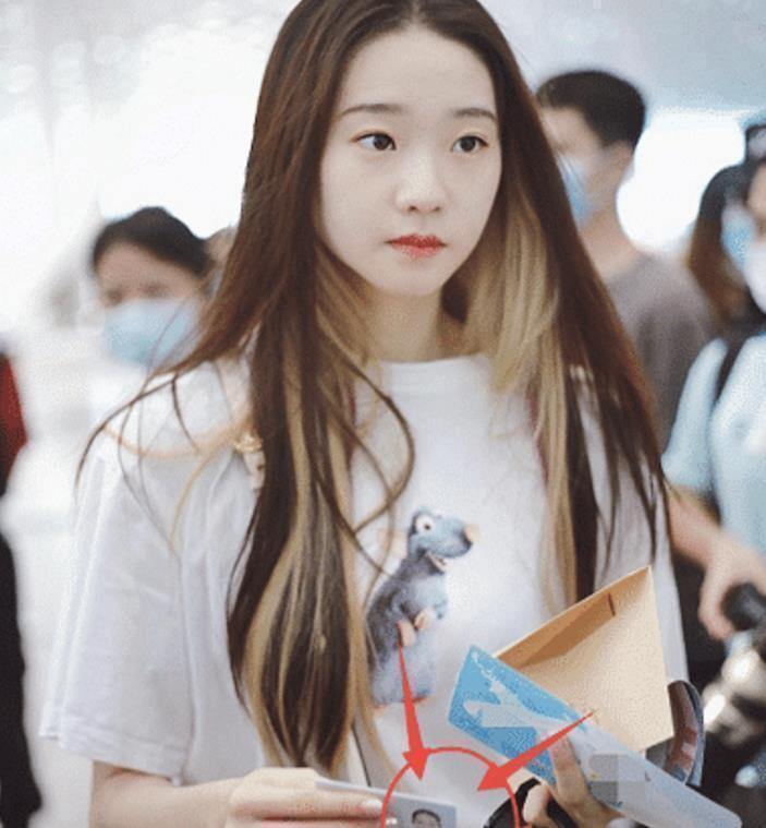 男嘉賓一身軍裝出場,引女嘉賓尖叫不已,現(xiàn)場一陣沸騰!