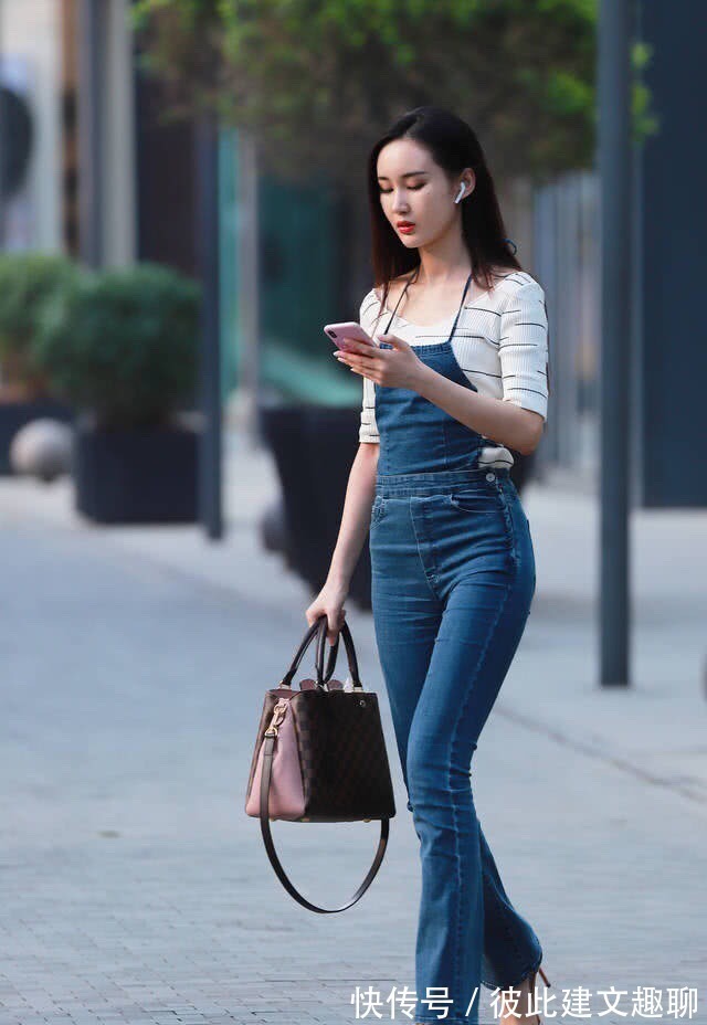 吊带裤 牛仔吊带裤搭配白色V领上衣,散发时尚韵味,彰显高挑身材