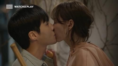 洪班长|《海岸村》金宣虎7吻戏都被亲!喝醉被申敏儿亲&路边被文佳煐亲