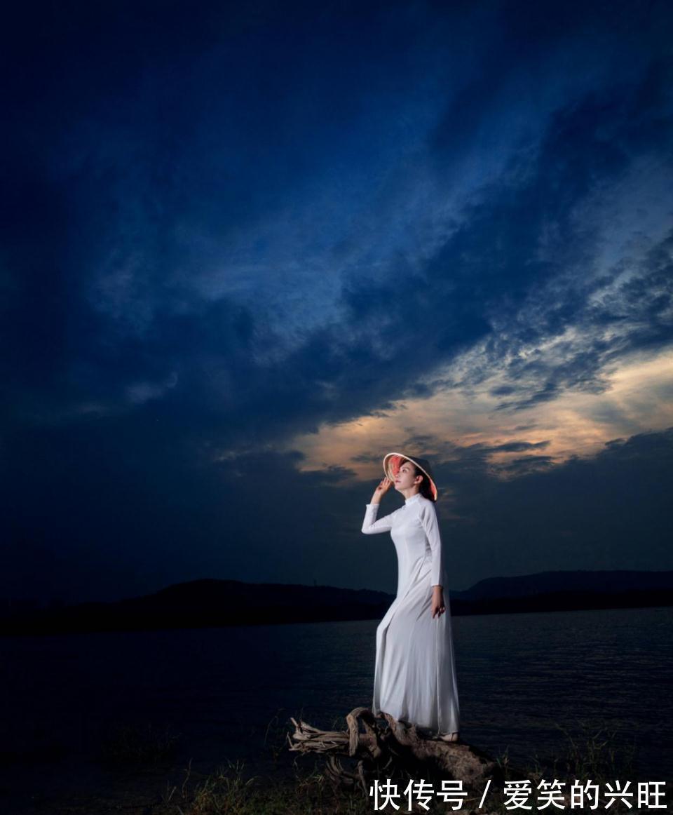 静依|回眸千里外,是谁的擦肩痴了岁月,载了思念?