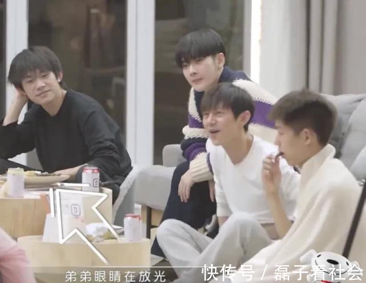 有种“意外”叫何炅给易烊千玺改名,把第二个字换掉,都说很合适-