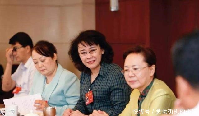 保尔|当代“保尔”张海迪5岁高位截瘫却自学成才,成医者济世救人!