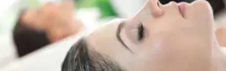 乌黑|奉劝大家:谁能想到,洗头时加点料,不出7天头发乌黑又浓密