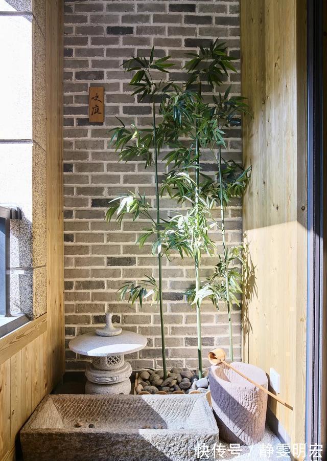 原木色|日式原木风两居，餐厅隔出休闲区，阳台带山水景色，太轻松惬意了