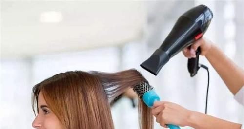 女性洗完头发后，应该自然风干还是吹风机吹干好？很多人做错了