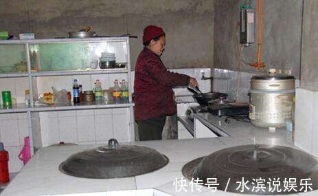 农村|过年去男友家,头一次看到这样“新老结合”的厨房,土灶做饭超香