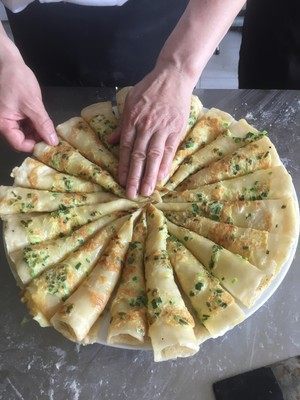 味道|卖了十几年鸡蛋饼的爷爷，做的饼又香又嫩，特好吃，味道堪称一绝