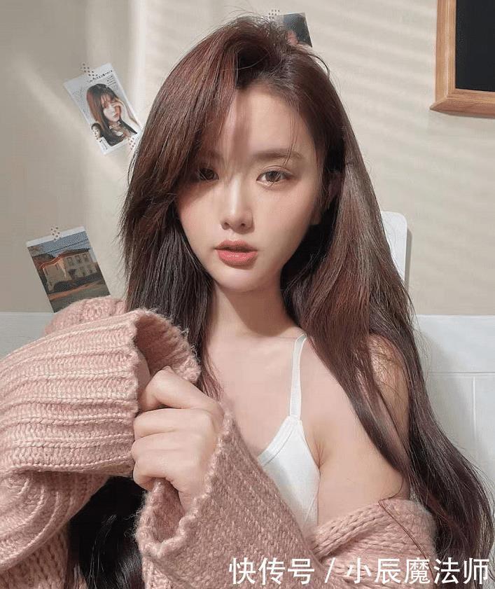 小姐姐迷离的眼神，小吊带搭配宽松针织衫，让人浮想