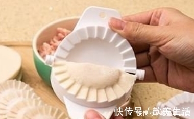 包饺子别只会用手捏，太麻烦了，教你一招，1分钟一抽屉还不脏手！