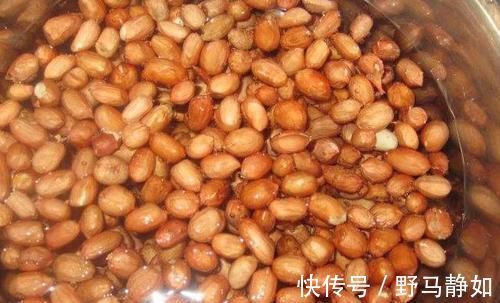 陈年|炸完花生米,直接撒盐就错了老师傅只用这一招,放多久都香脆