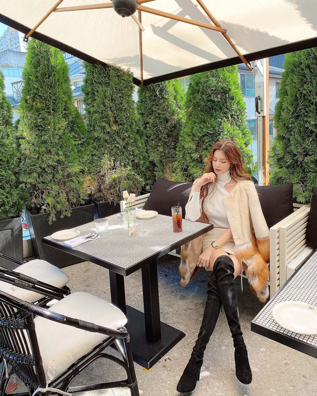 美女|美女无惧气温低, 时尚大气长大衣, 完美穿搭身上披