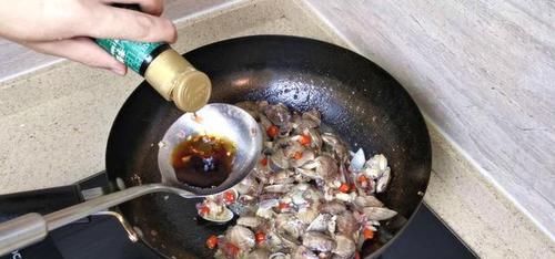 饭店最火的炒花甲，成本只要8元钱，教你在家做出来，味道杠杠滴