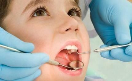 男孩|4岁男孩长出双排牙,只因父母太过“细养”孩子,医生太无知