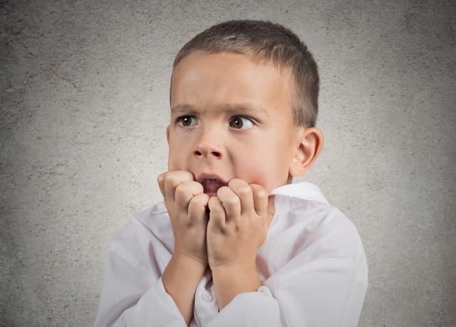 令人|还在说咬指甲是缺营养?医生的一番话令人唏嘘,很多父母没想到