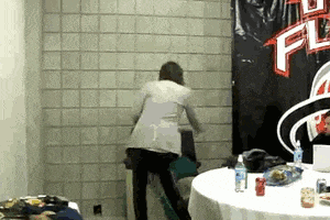 |搞笑GIF:我问女神爱不爱我 结果她发过来一张图