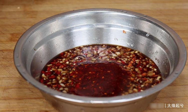 80岁老厨师教我的万能凉拌汁,拌什么都好吃,香辣开胃,真得劲