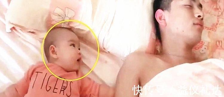 宝宝|女儿睡醒后乖乖躺着等爸爸，看到爸爸回头时，画面萌炸了