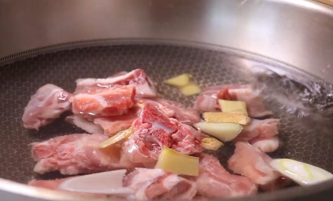  软绵|排骨与土豆是绝配，土豆软绵，排骨入口即化，好吃到停不下来