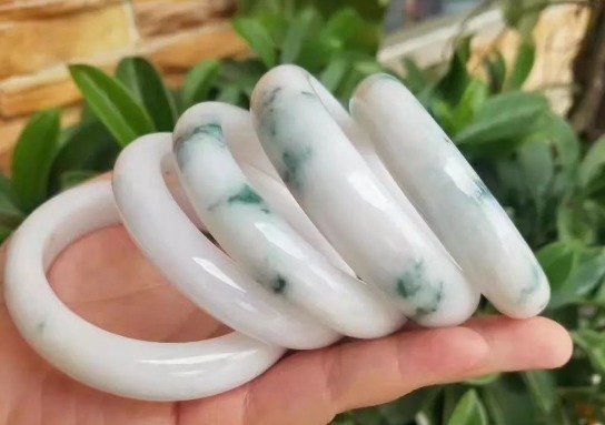 蓝绿|580买下的老坑料子,一刀切出糯冰种飘蓝绿花,起货后大家都眼直了