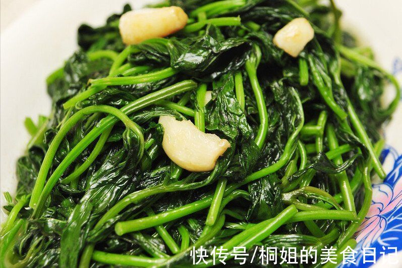 红薯叶|炒红薯叶有窍门，不能直接下锅炒，谨记1个秘诀，出锅爽脆不发黑
