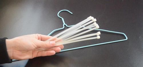 衣架上绑几根扎带, 放阳台上太实用了, 解决了困扰大家的一个难题