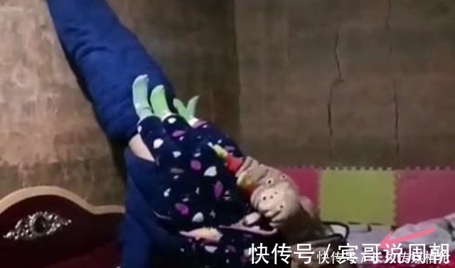 大儿子|爸爸带三个娃玩倒立,两女儿配合天衣无缝,没想到小儿子才是王者