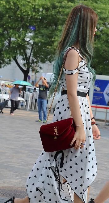  时尚|街拍：小姐姐绿发搭配长裙，谁不想要个这样的女朋友？