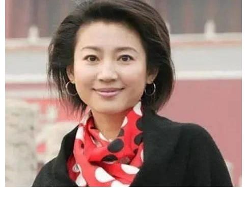 播音主持！央视才女王小丫书功深厚，字如其人一样美，让人感觉很舒服