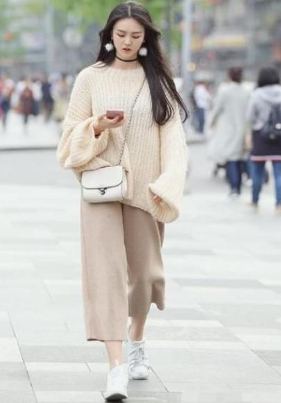 看起来|懒女孩都学起来,今年流行“成套穿”,不搭配也时髦,太贴心了