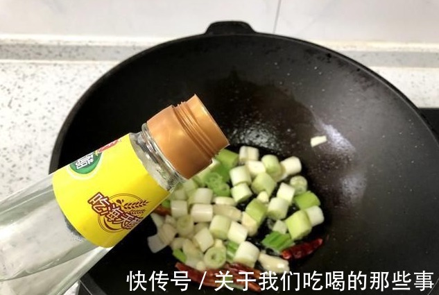 不粘锅|炒土豆丝时,好吃的关键是“2步2遍醋”,酸香脆爽,不发黑不粘锅